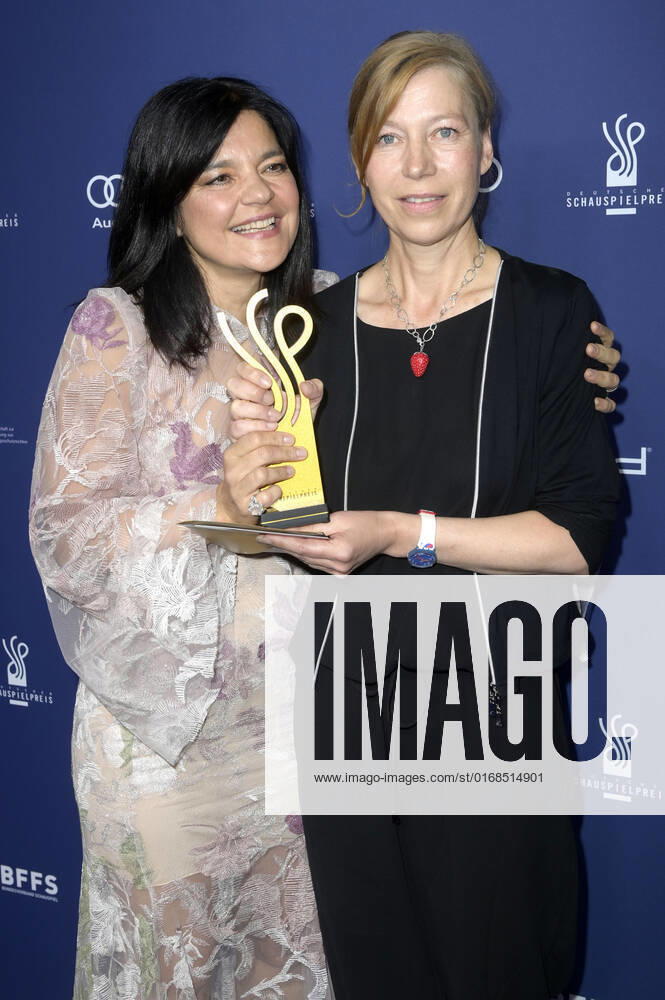 Jasmin Tabatabai und Jule Böwe bei der Verleihung des Deutschen Schauspielpreises 2022 im Restaurant Spindler & Klatt. Berlin