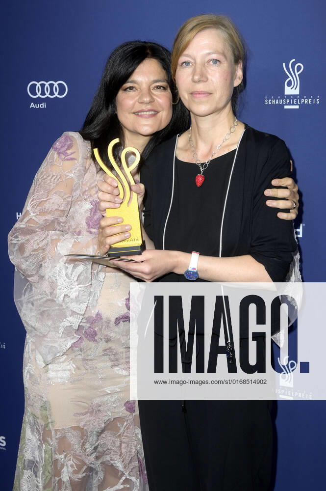 Jasmin Tabatabai und Jule Böwe bei der Verleihung des Deutschen Schauspielpreises 2022 im Restaurant Spindler & Klatt. Berlin
