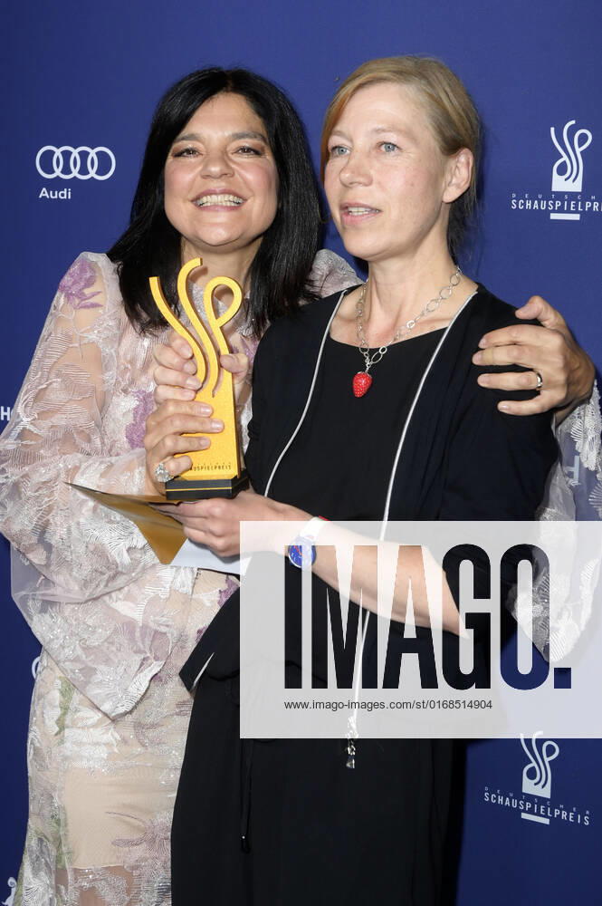 Jasmin Tabatabai und Jule Böwe bei der Verleihung des Deutschen Schauspielpreises 2022 im Restaurant Spindler & Klatt. Berlin