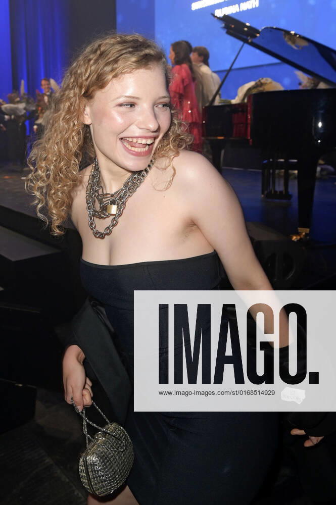 Luisa-Celine Gaffron bei der Verleihung des Deutschen Schauspielpreises 2022 im Restaurant Spindler & Klatt. Berlin