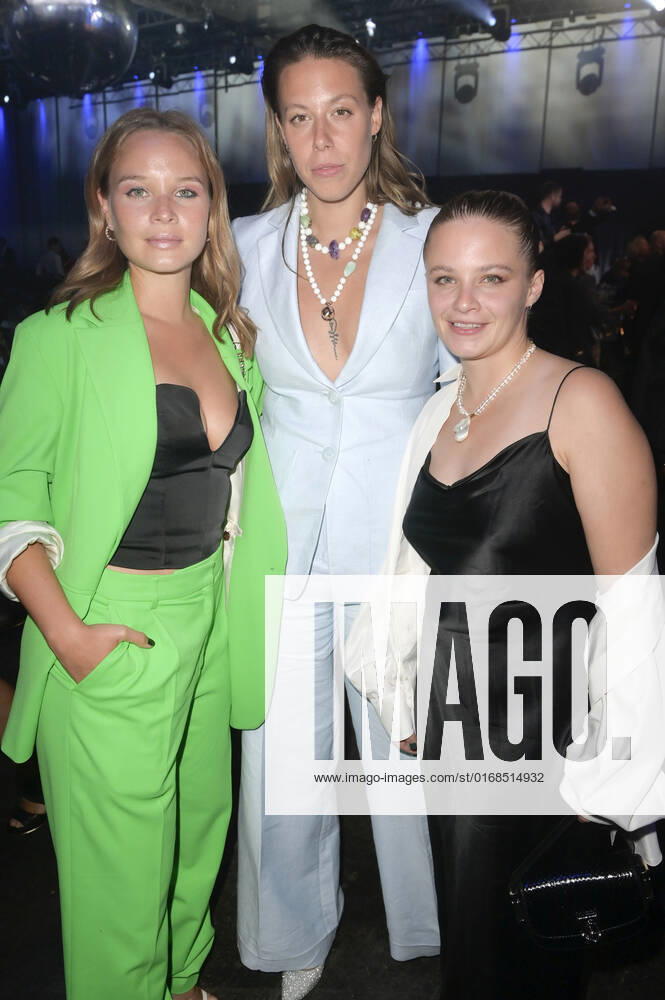 Sonja Gerhardt, Katharina Zorn und Jasna Fritzi Bauer bei der Verleihung des Deutschen Schauspielpreises 2022 im Restaurant Spindler & Klatt. Berlin