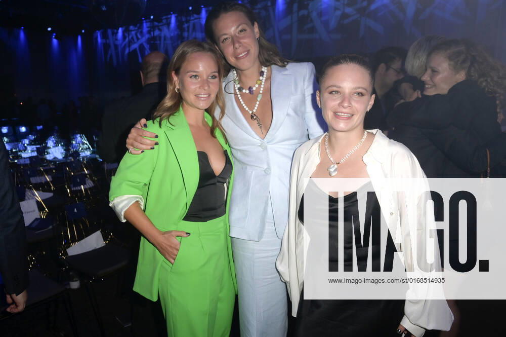 Sonja Gerhardt, Katharina Zorn und Jasna Fritzi Bauer bei der Verleihung des Deutschen Schauspielpreises 2022 im Restaurant Spindler & Klatt. Berlin