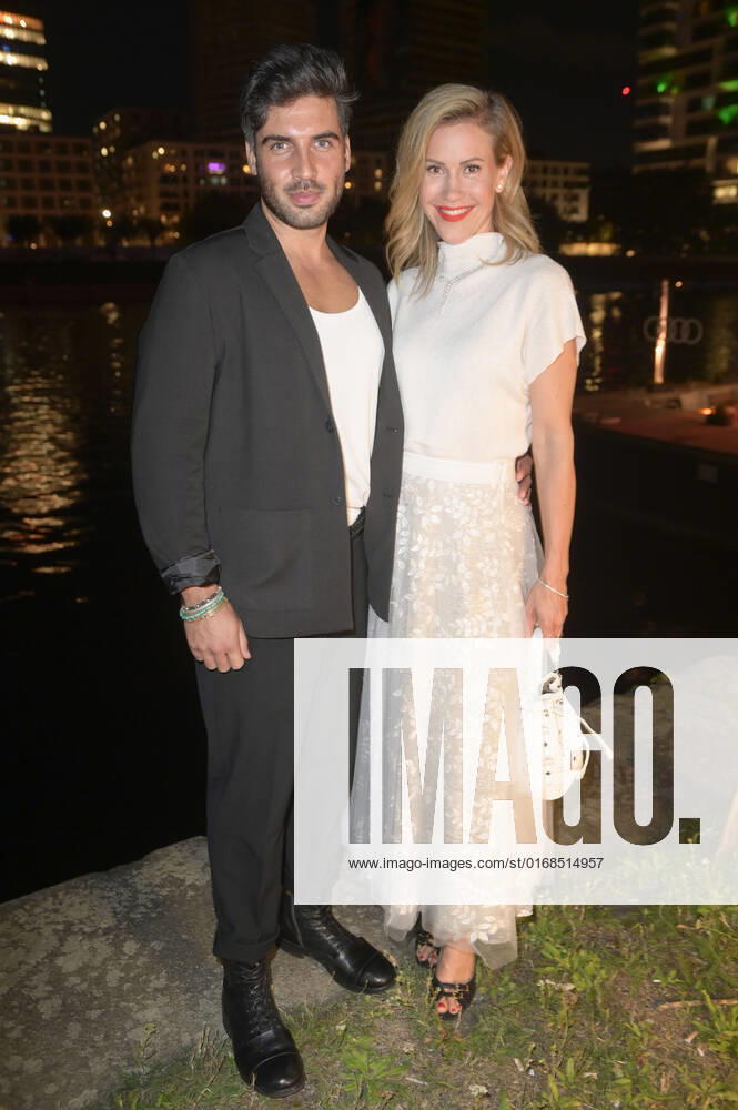 Wolke Hegenbarth mit Partner Oliver Vaid bei der Verleihung des Deutschen Schauspielpreises 2022 im Restaurant Spindler & Klatt. Berlin