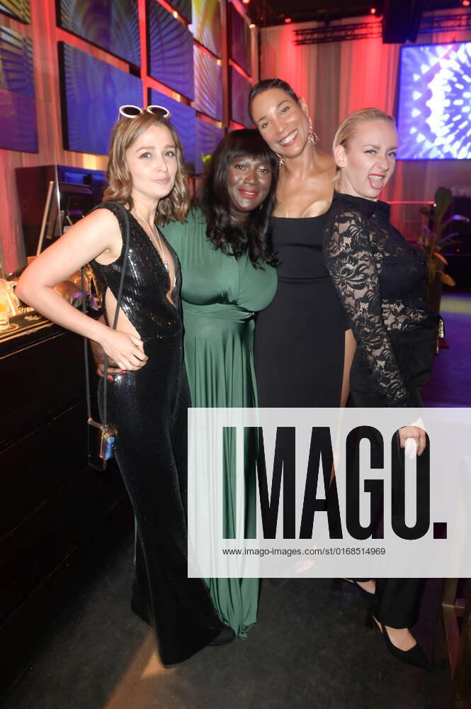 Sarah Alles, Thelma Buabeng, Annabelle Mandeng und Leslie Clio bei der Verleihung des Deutschen Schauspielpreises 2022 im Restaurant Spindler & Klatt. Berlin