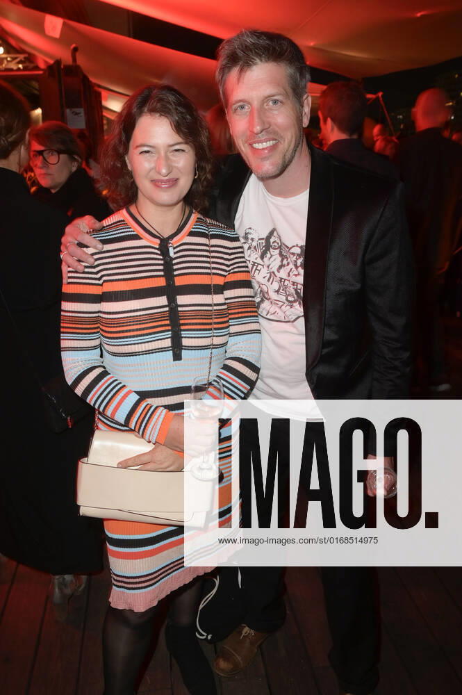 Esther Zimmering mit Begleitung bei der Verleihung des Deutschen Schauspielpreises 2022 im Restaurant Spindler & Klatt. Berlin