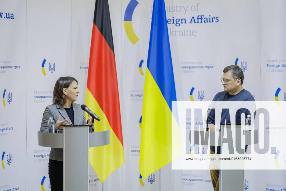 Annalena Baerbock (Buendnis 90 Die Gruenen), Bundesaussenministerin, trifft in Kiew den Aussenminister der Ukraine, Dmytro Kuleba. Hier bei einer gemeinsamen Pressekonferenz. Kiew, 10.09.2022 Kiew Ukraine