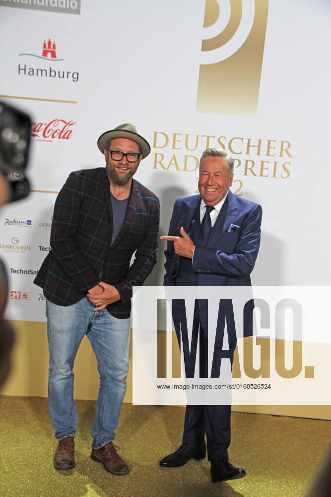 Gregor Meyle und Roland Kaiser bei der Verleihung des 13. Deutschen Radiopreises 2022 im Schuppen 52. Hamburg, 08.09.2022 Verleihung des 13. Deutschen Radiopreises 2022 in Hamburg, Hamburg Hamburg Deutschland Hamburg