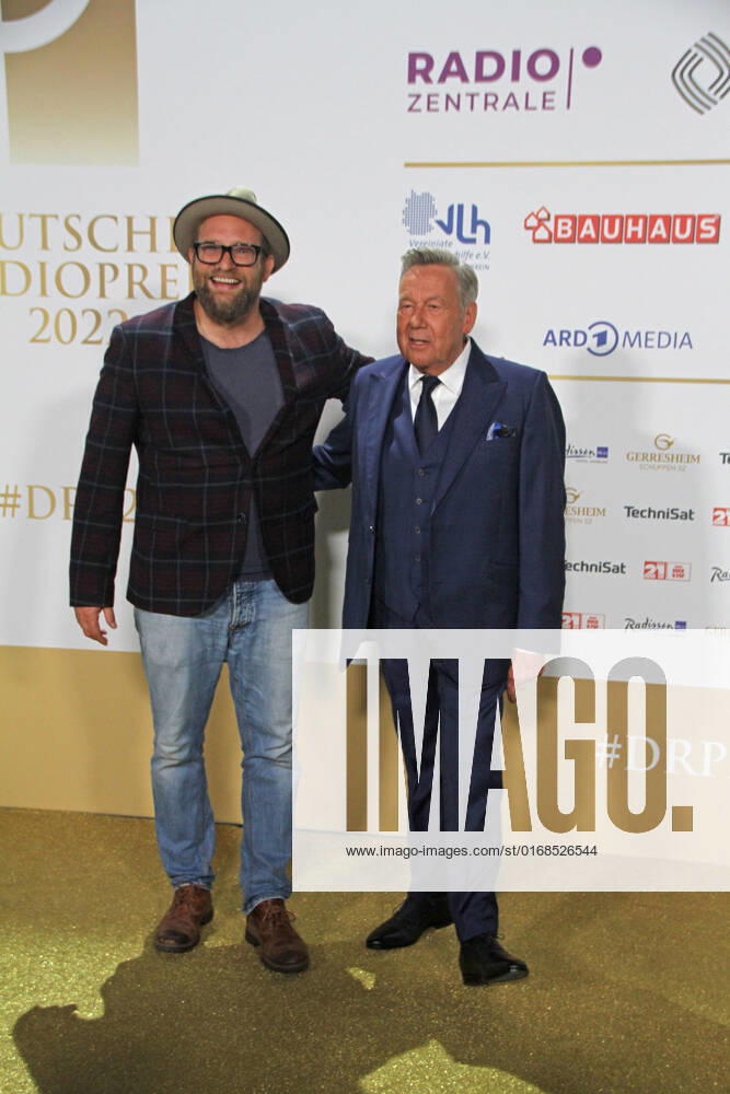 Gregor Meyle und Roland Kaiser bei der Verleihung des 13. Deutschen Radiopreises 2022 im Schuppen 52. Hamburg, 08.09.2022 Verleihung des 13. Deutschen Radiopreises 2022 in Hamburg, Hamburg Hamburg Deutschland Hamburg
