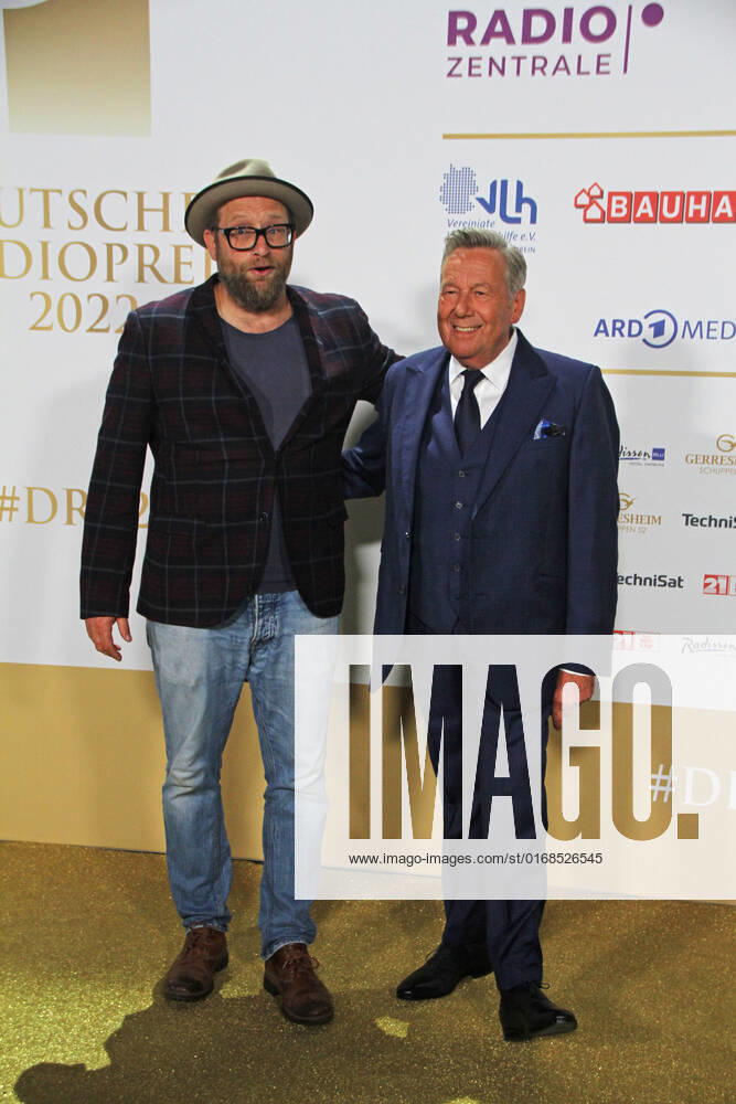 Gregor Meyle und Roland Kaiser bei der Verleihung des 13. Deutschen Radiopreises 2022 im Schuppen 52. Hamburg, 08.09.2022 Verleihung des 13. Deutschen Radiopreises 2022 in Hamburg, Hamburg Hamburg Deutschland Hamburg