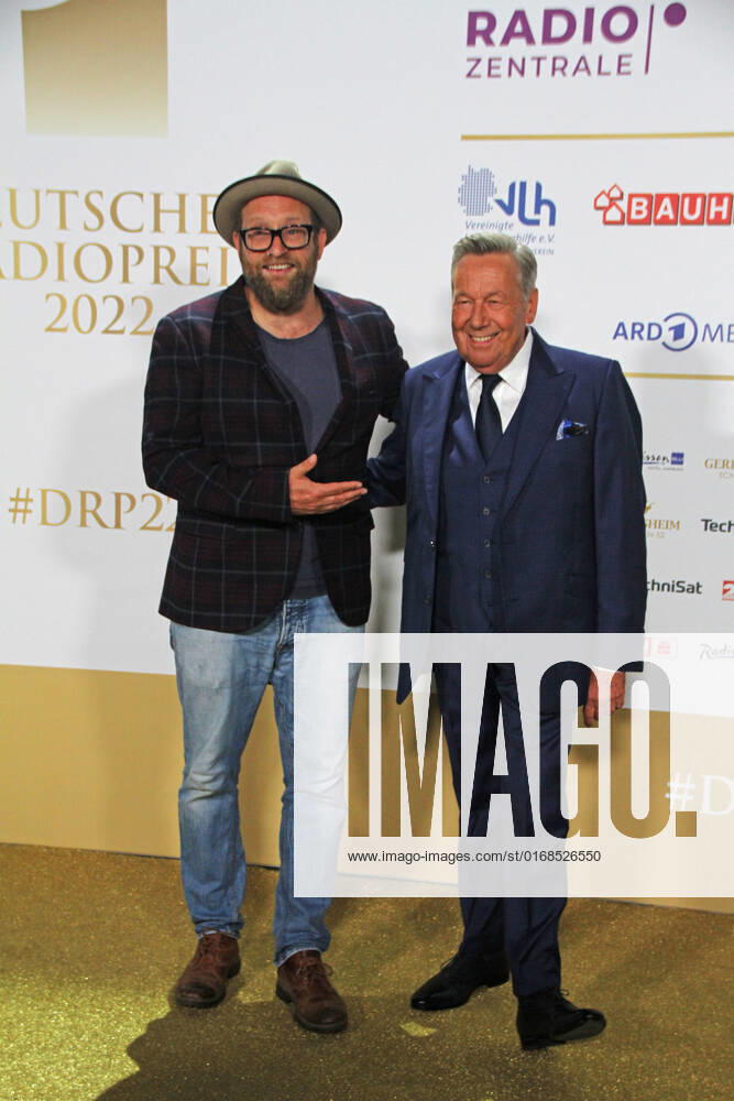Gregor Meyle und Roland Kaiser bei der Verleihung des 13. Deutschen Radiopreises 2022 im Schuppen 52. Hamburg, 08.09.2022 Verleihung des 13. Deutschen Radiopreises 2022 in Hamburg, Hamburg Hamburg Deutschland Hamburg