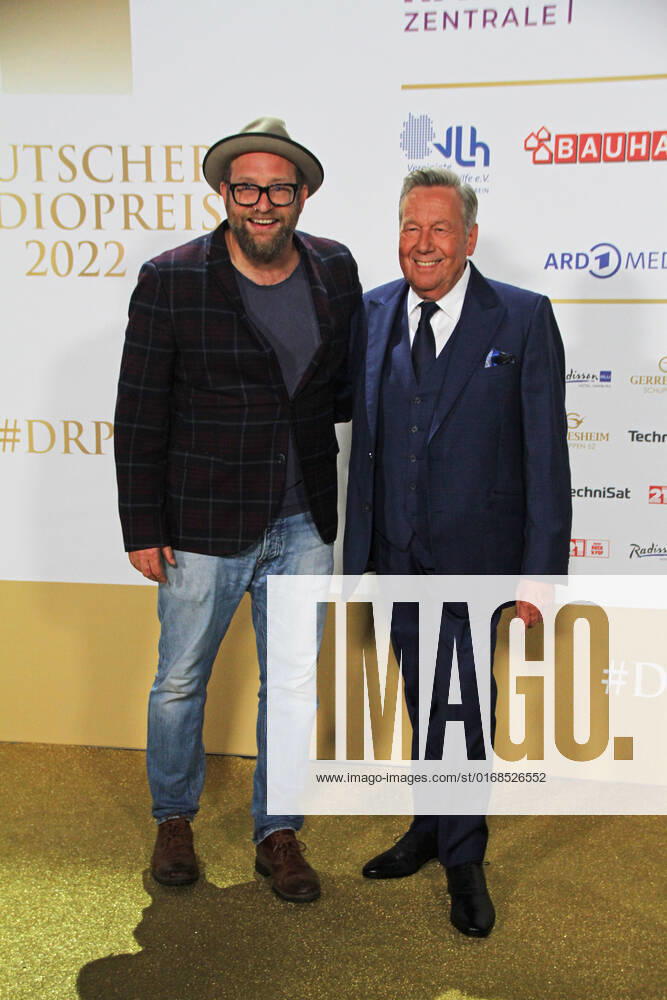 Gregor Meyle und Roland Kaiser bei der Verleihung des 13. Deutschen Radiopreises 2022 im Schuppen 52. Hamburg, 08.09.2022 Verleihung des 13. Deutschen Radiopreises 2022 in Hamburg, Hamburg Hamburg Deutschland Hamburg