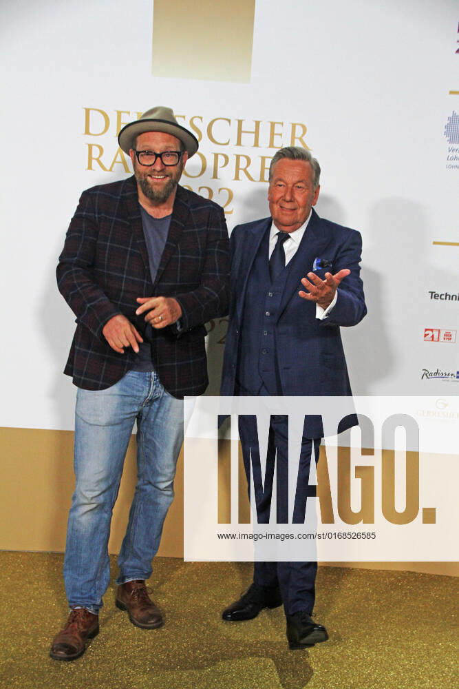 Gregor Meyle und Roland Kaiser bei der Verleihung des 13. Deutschen Radiopreises 2022 im Schuppen 52. Hamburg, 08.09.2022 Verleihung des 13. Deutschen Radiopreises 2022 in Hamburg, Hamburg Hamburg Deutschland Hamburg