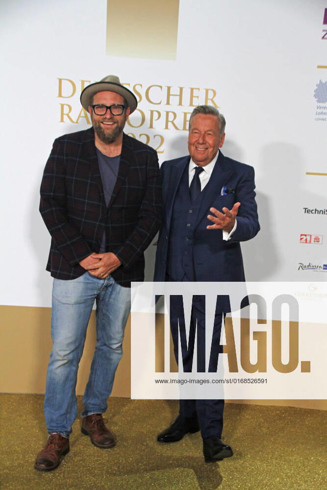 Gregor Meyle und Roland Kaiser bei der Verleihung des 13. Deutschen Radiopreises 2022 im Schuppen 52. Hamburg, 08.09.2022 Verleihung des 13. Deutschen Radiopreises 2022 in Hamburg, Hamburg Hamburg Deutschland Hamburg