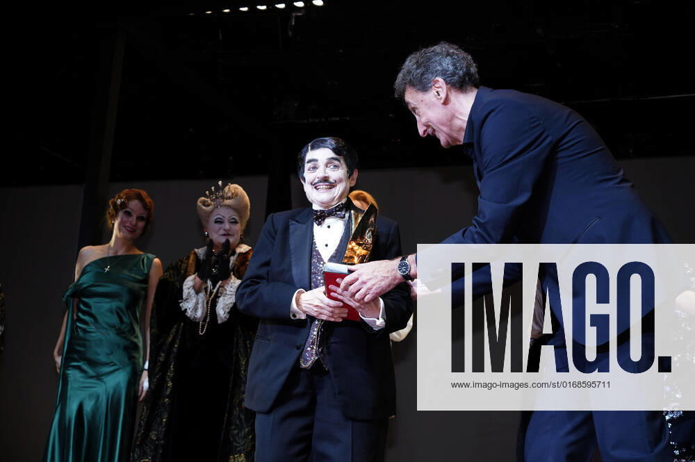 Katharina Thalbach und Ensemble-Mitglieder bei der Verleihung des Publikumspreises Goldener Vorhang an Katharina Thalbach nach der Vorstellung des Theaterstücks Mord im Orient-Expess in der Komödie am Kurfürstendamm im Schiller Theater. Berlin