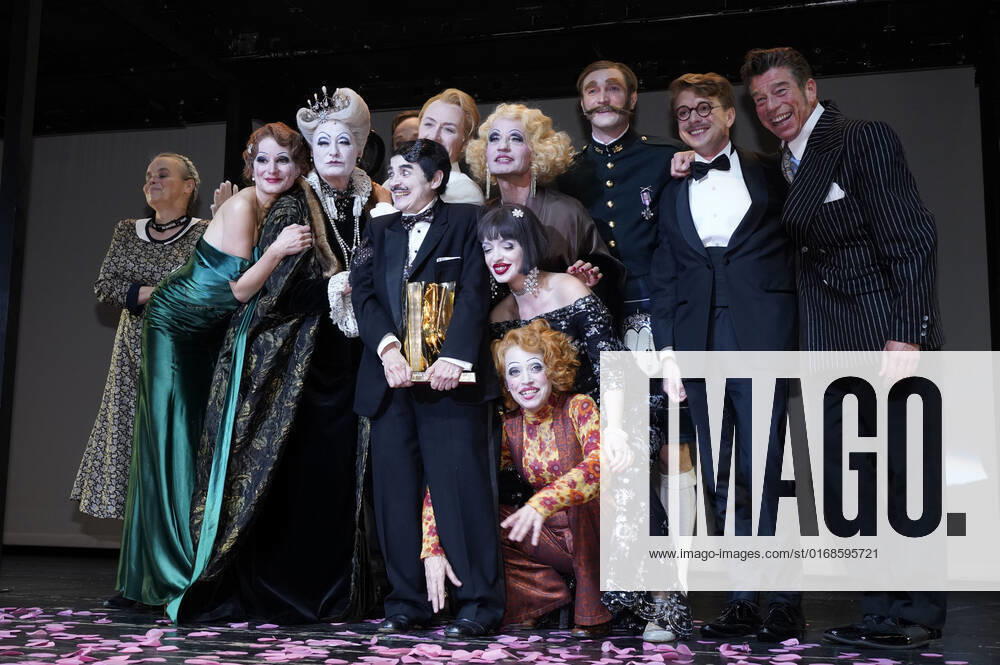 Katharina Thalbach und Ensemble-Mitglieder bei der Verleihung des Publikumspreises Goldener Vorhang an Katharina Thalbach nach der Vorstellung des Theaterstücks Mord im Orient-Expess in der Komödie am Kurfürstendamm im Schiller Theater. Berlin