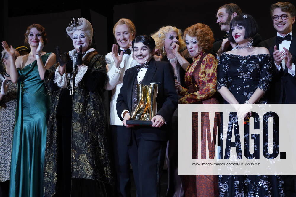 Katharina Thalbach und Ensemble-Mitglieder bei der Verleihung des Publikumspreises Goldener Vorhang an Katharina Thalbach nach der Vorstellung des Theaterstücks Mord im Orient-Expess in der Komödie am Kurfürstendamm im Schiller Theater. Berlin