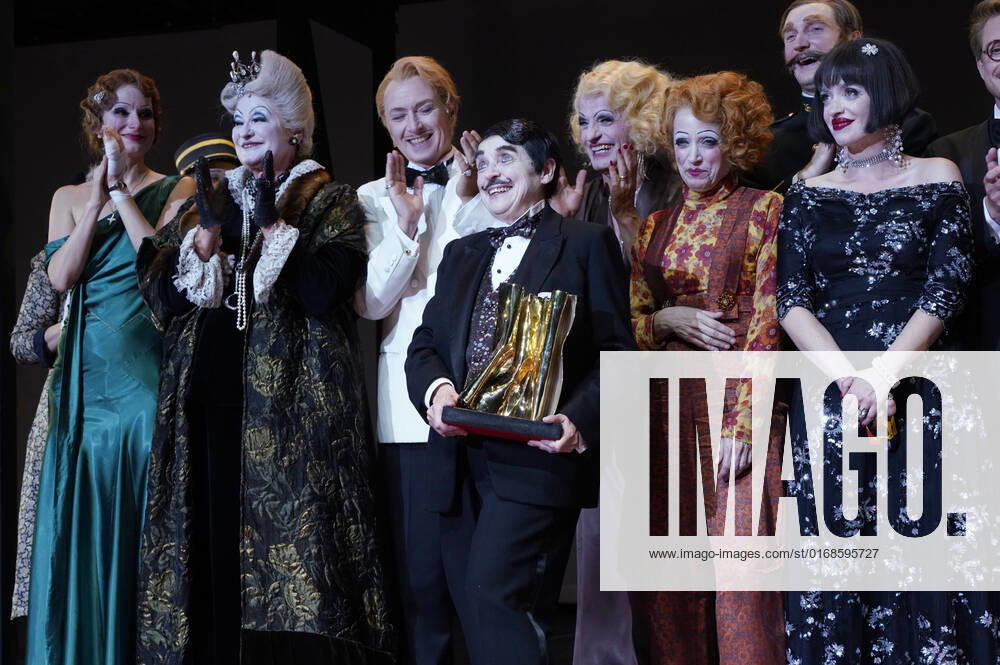 Katharina Thalbach und Ensemble-Mitglieder bei der Verleihung des Publikumspreises Goldener Vorhang an Katharina Thalbach nach der Vorstellung des Theaterstücks Mord im Orient-Expess in der Komödie am Kurfürstendamm im Schiller Theater. Berlin