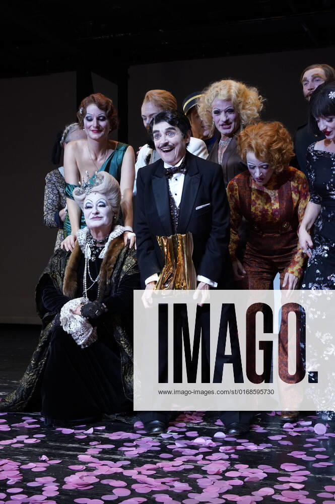 Katharina Thalbach und Ensemble-Mitglieder bei der Verleihung des Publikumspreises Goldener Vorhang an Katharina Thalbach nach der Vorstellung des Theaterstücks Mord im Orient-Expess in der Komödie am Kurfürstendamm im Schiller Theater. Berlin
