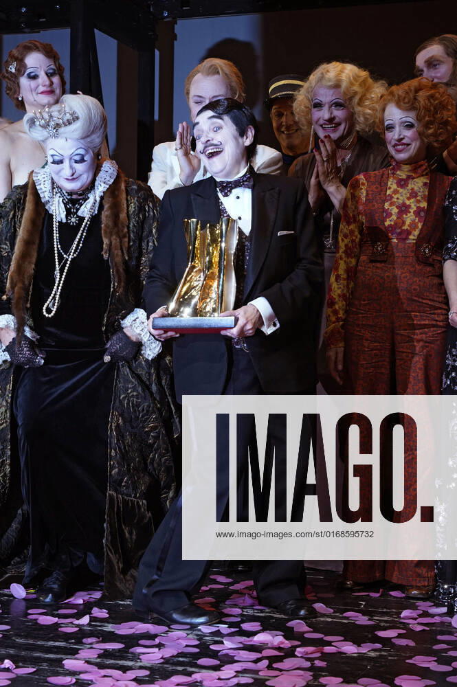 Katharina Thalbach und Ensemble-Mitglieder bei der Verleihung des Publikumspreises Goldener Vorhang an Katharina Thalbach nach der Vorstellung des Theaterstücks Mord im Orient-Expess in der Komödie am Kurfürstendamm im Schiller Theater. Berlin