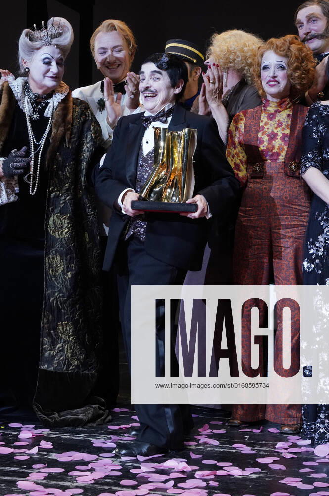 Katharina Thalbach und Ensemble-Mitglieder bei der Verleihung des Publikumspreises Goldener Vorhang an Katharina Thalbach nach der Vorstellung des Theaterstücks Mord im Orient-Expess in der Komödie am Kurfürstendamm im Schiller Theater. Berlin