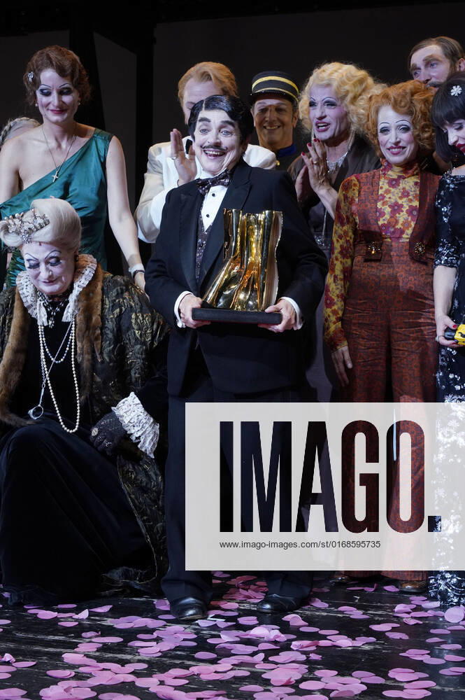Katharina Thalbach und Ensemble-Mitglieder bei der Verleihung des Publikumspreises Goldener Vorhang an Katharina Thalbach nach der Vorstellung des Theaterstücks Mord im Orient-Expess in der Komödie am Kurfürstendamm im Schiller Theater. Berlin