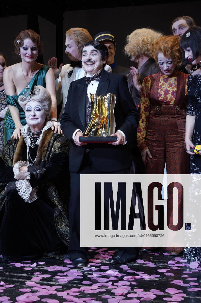 Katharina Thalbach und Ensemble-Mitglieder bei der Verleihung des Publikumspreises Goldener Vorhang an Katharina Thalbach nach der Vorstellung des Theaterstücks Mord im Orient-Expess in der Komödie am Kurfürstendamm im Schiller Theater. Berlin