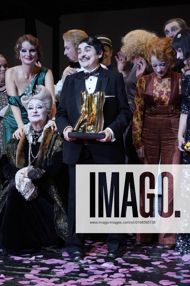 Katharina Thalbach und Ensemble-Mitglieder bei der Verleihung des Publikumspreises Goldener Vorhang an Katharina Thalbach nach der Vorstellung des Theaterstücks Mord im Orient-Expess in der Komödie am Kurfürstendamm im Schiller Theater. Berlin