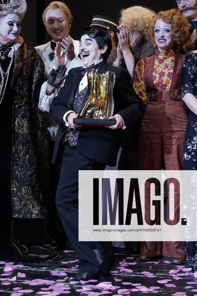 Katharina Thalbach und Ensemble-Mitglieder bei der Verleihung des Publikumspreises Goldener Vorhang an Katharina Thalbach nach der Vorstellung des Theaterstücks Mord im Orient-Expess in der Komödie am Kurfürstendamm im Schiller Theater. Berlin