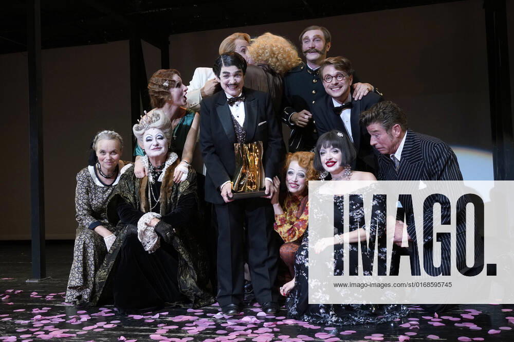 Katharina Thalbach und Ensemble-Mitglieder bei der Verleihung des Publikumspreises Goldener Vorhang an Katharina Thalbach nach der Vorstellung des Theaterstücks Mord im Orient-Expess in der Komödie am Kurfürstendamm im Schiller Theater. Berlin