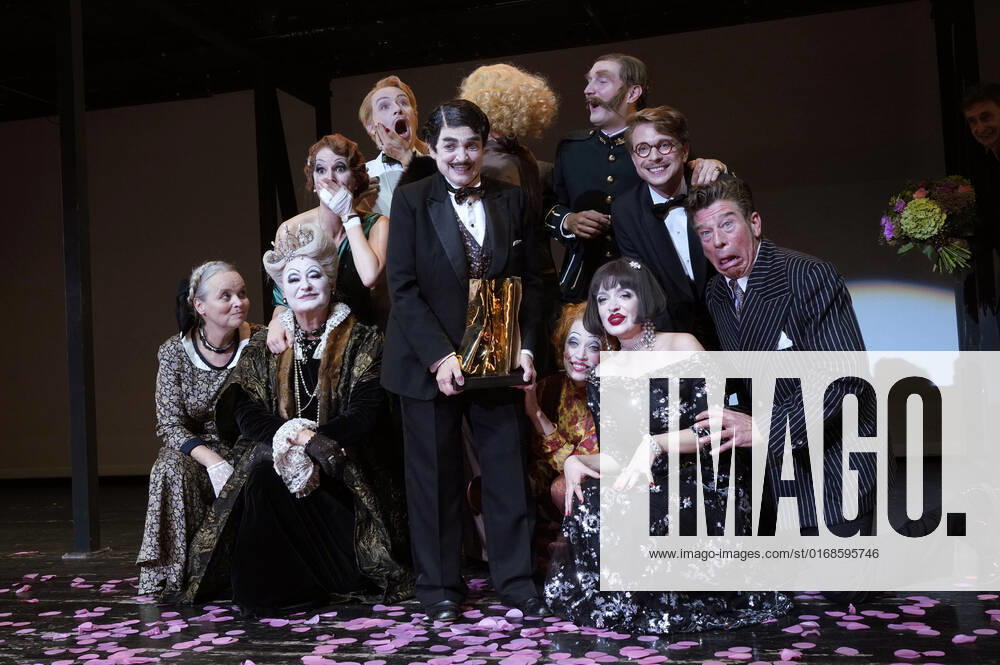 Katharina Thalbach und Ensemble-Mitglieder bei der Verleihung des Publikumspreises Goldener Vorhang an Katharina Thalbach nach der Vorstellung des Theaterstücks Mord im Orient-Expess in der Komödie am Kurfürstendamm im Schiller Theater. Berlin