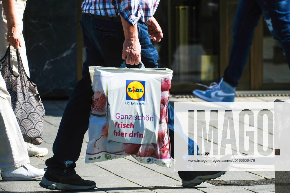 Düsseldorf 12.09.2022 Königsallee Einkaufsstraße Shoppingmeile Einkaufsmeile Einkaufstasche Tasche Luxus Reichtum soziale Schere Einkaufsstrasse Einkaufstrasse Einkaufstraße Modemeile Reichtum Armut Textilien Covid Corona Inzidenz Lidl Lebensmitteldiscounter Supermarkt Kühltasche Düsseldorf Nordrhein-Westfalen Deutschland