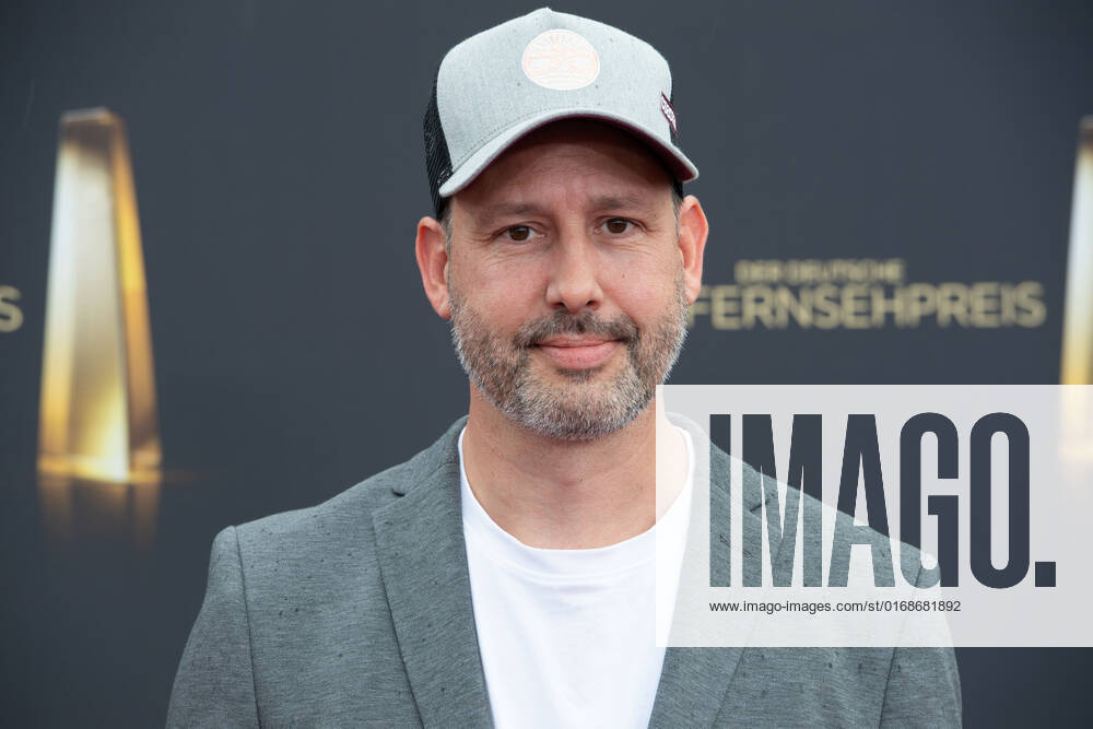 Pascal SCHMIT, Kamera, Roter Teppich, Red Carpet Show, Ankunft, arrival, Verleihung des Deutschen Fernsehpreises, Die Nacht der Kreativen - Der Deutsche Fernsehpreis 2022, Deutscher Fernsehpreis 2022 in Koeln, am 13.09.2022.