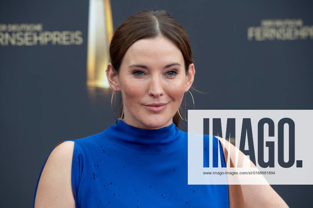 Jeannine MICHAELSEN, Moderatorin, Roter Teppich, Red Carpet Show, Ankunft, arrival, Verleihung des Deutschen Fernsehpreises, Die Nacht der Kreativen - Der Deutsche Fernsehpreis 2022, Deutscher Fernsehpreis 2022 in Koeln, am 13.09.2022.