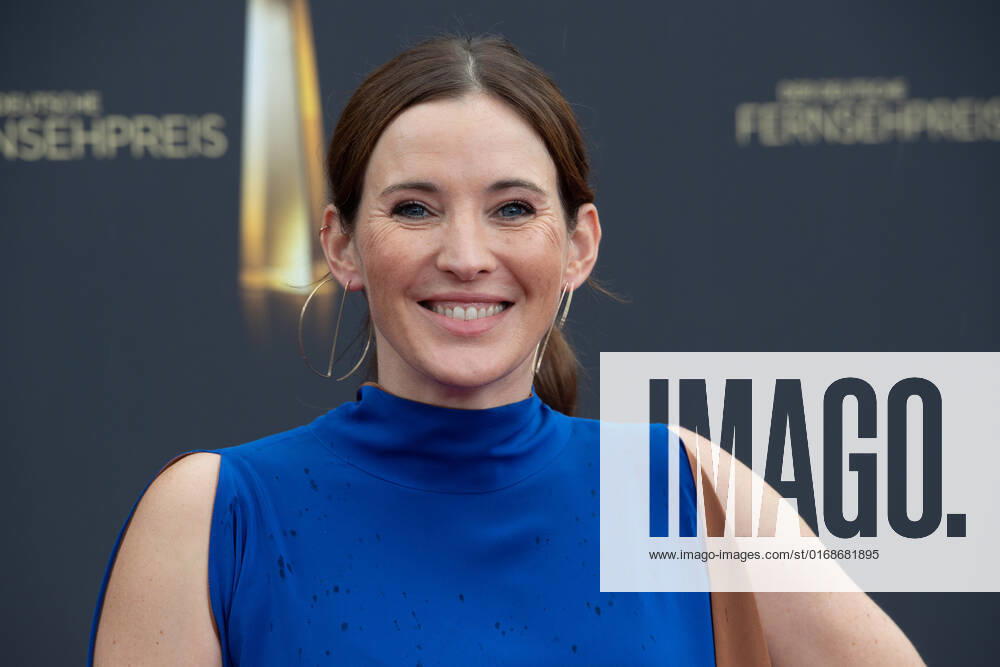 Jeannine MICHAELSEN, Moderatorin, Roter Teppich, Red Carpet Show, Ankunft, arrival, Verleihung des Deutschen Fernsehpreises, Die Nacht der Kreativen - Der Deutsche Fernsehpreis 2022, Deutscher Fernsehpreis 2022 in Koeln, am 13.09.2022.