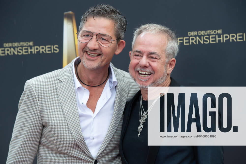 V.l. Robert MATT, Musiker, Helmut ZERLETT, Musiker, Roter Teppich, Red Carpet Show, Ankunft, arrival, Verleihung des Deutschen Fernsehpreises, Die Nacht der Kreativen - Der Deutsche Fernsehpreis 2022, Deutscher Fernsehpreis 2022 in Koeln, am 13.09.2022.