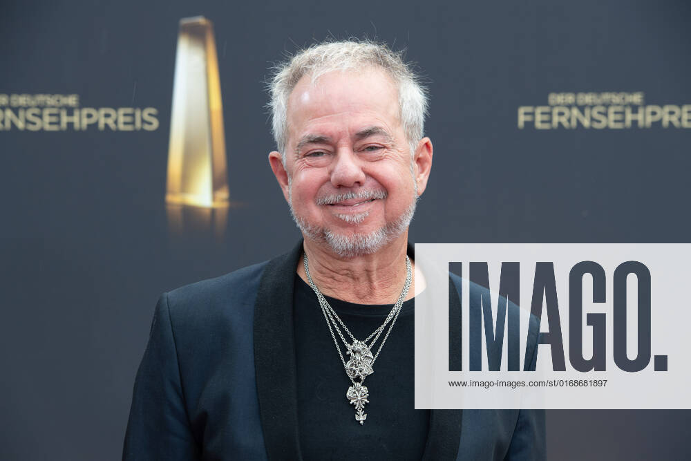 Helmut ZERLETT, Musiker, Roter Teppich, Red Carpet Show, Ankunft, arrival, Verleihung des Deutschen Fernsehpreises, Die Nacht der Kreativen - Der Deutsche Fernsehpreis 2022, Deutscher Fernsehpreis 2022 in Koeln, am 13.09.2022.