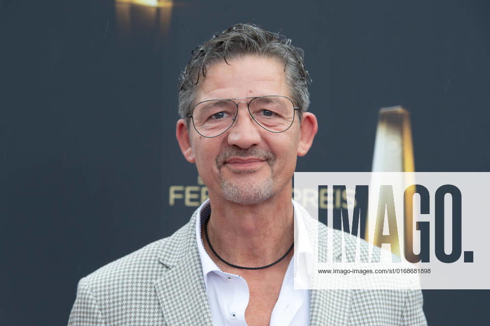 Robert MATT, Musiker, Roter Teppich, Red Carpet Show, Ankunft, arrival, Verleihung des Deutschen Fernsehpreises, Die Nacht der Kreativen - Der Deutsche Fernsehpreis 2022, Deutscher Fernsehpreis 2022 in Koeln, am 13.09.2022.