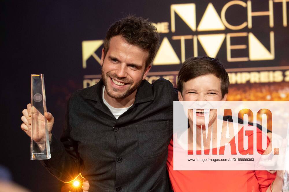 Preistraeger Katharina SCHIELE, Lucas STRATMANN, Verleihung des Deutschen Fernsehpreises, Die Nacht der Kreativen - Der Deutsche Fernsehpreis 2022, Deutscher Fernsehpreis 2022 in Koeln, am 13.09.2022.