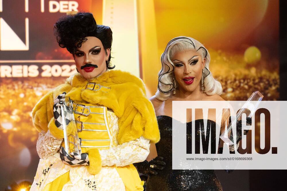 Preistraeger Tim BAMBI MERCURY KNAAK, Boris ENVY PERU ESCOBAR Roter Teppich, Red Carpet Show, Ankunft, arrival, Verleihung des Deutschen Fernsehpreises, Die Nacht der Kreativen - Der Deutsche Fernsehpreis 2022, Deutscher Fernsehpreis 2022 in Koeln, am 13.09.2022.