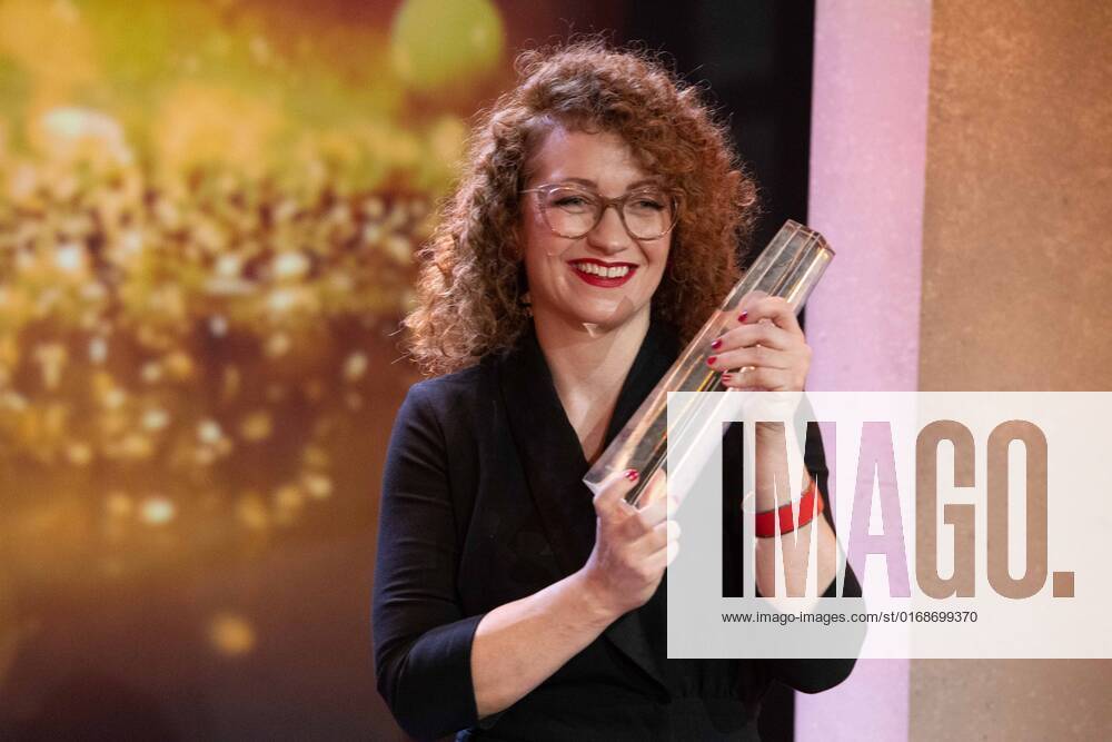 Preistraegerin Janine DAUTERICH Roter Teppich, Red Carpet Show, Ankunft, arrival, Verleihung des Deutschen Fernsehpreises, Die Nacht der Kreativen - Der Deutsche Fernsehpreis 2022, Deutscher Fernsehpreis 2022 in Koeln, am 13.09.2022.
