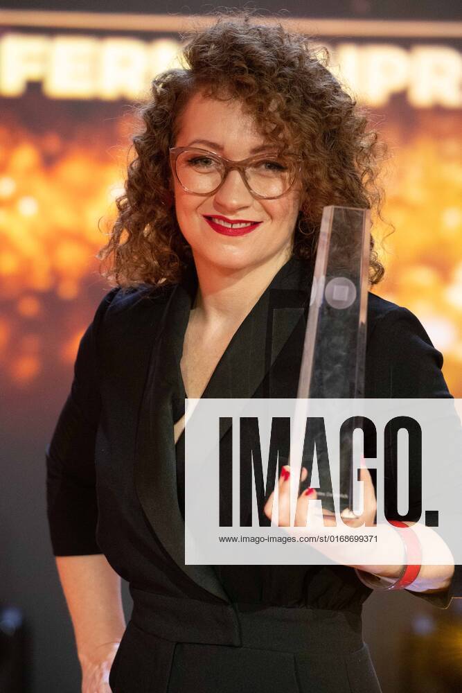 Preistraegerin Janine DAUTERICH Roter Teppich, Red Carpet Show, Ankunft, arrival, Verleihung des Deutschen Fernsehpreises, Die Nacht der Kreativen - Der Deutsche Fernsehpreis 2022, Deutscher Fernsehpreis 2022 in Koeln, am 13.09.2022.