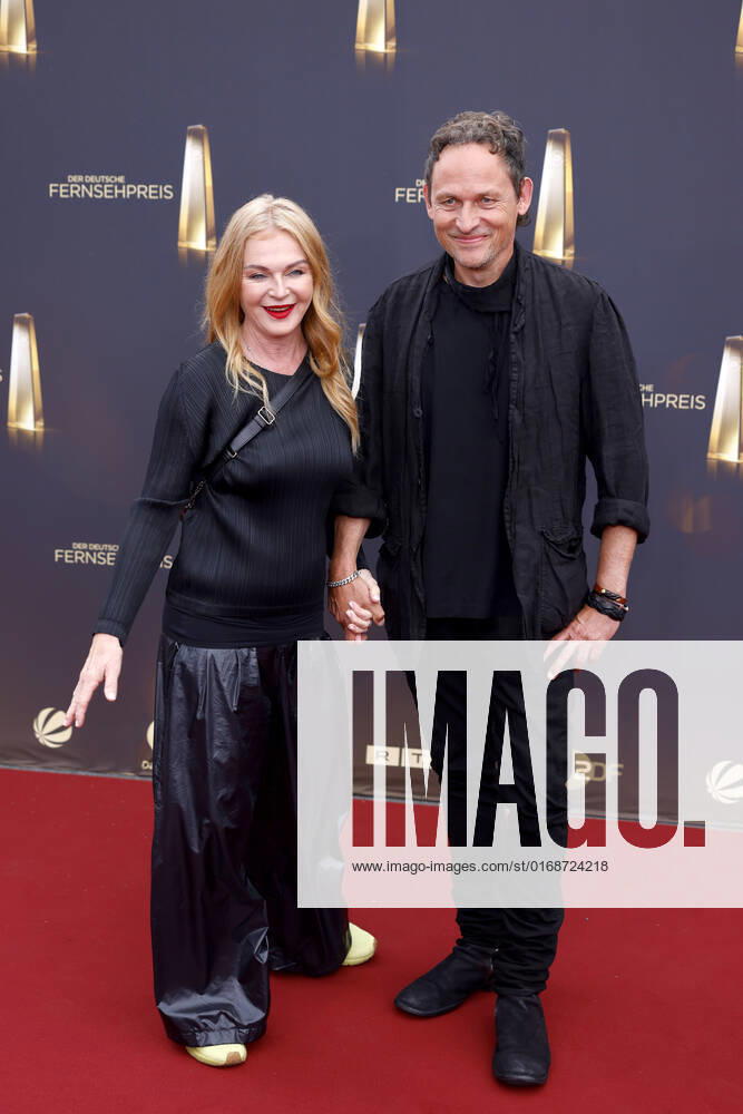 Musikerin Inga Humpe und Musiker Tommi Eckart von der Band Zweiraumwohnung, Preisträger in der Kategorie Beste Musik Fiktion, bei der Verleihung des Deutschen Fernsehpreises bei Die Nacht der Kreativen - Der Deutsche Fernsehpreis 2022. Köln, 13.09.2022 NRW Deutschland