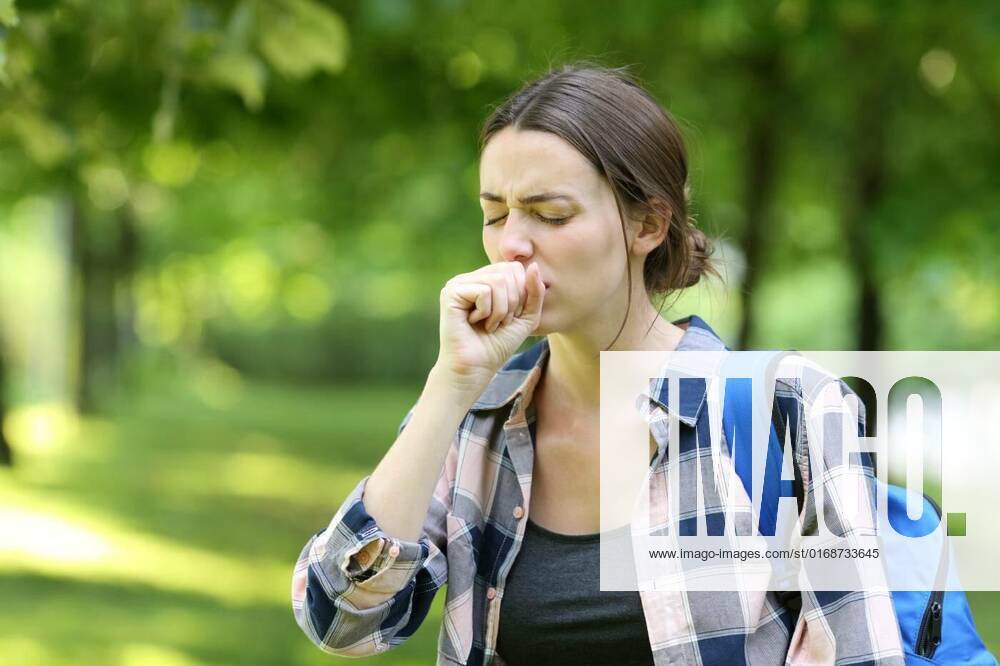 IMAGO Creative, Gesellschaft, Leisure Sickness Ill student coughing in a campus, Ill student coughing in a campus, Ill student coughing in a campus model released, Symbolfoto , 25.10.2021,