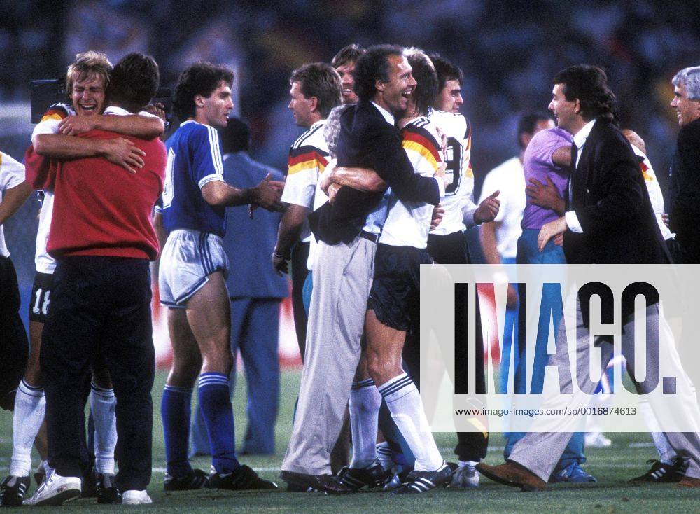 BECKENBAUER Franz Trainer Team Deutschland mit AUGENTHALER rechts Pressesprecher NIERSBACH Wolfgang FIFA Fussball Weltmeisterschaften 1990 in Italien Finale Deutschland-Argentinien 1 : 0 am 08.07.1990