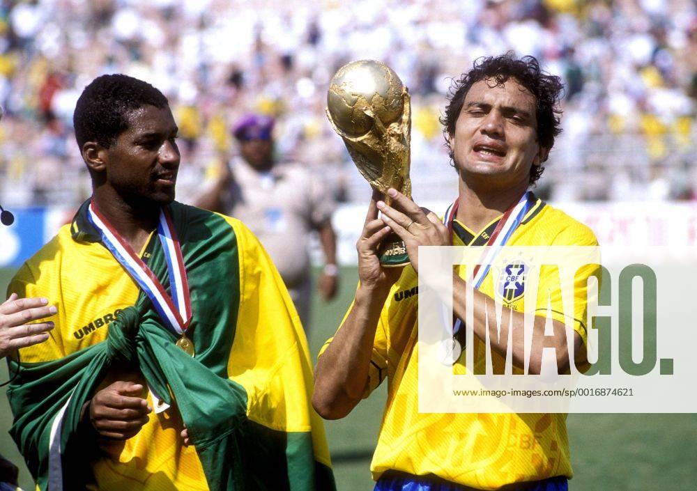 BRANCO Team Brazil Weltmeister mit Worldcup bei der Siegeehrung FIFA Fussball Weltmeisterschaften 1994 in USA Finale ITALIEN-BRASILIEN in Los Angeles Fussball am 17. Juli 1994 in Los Angeles