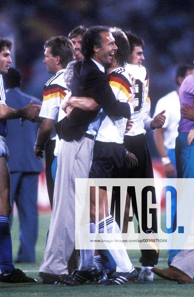 BECKENBAUER Franz Trainer Team Deutschland mit AUGENTHALER FIFA Fussball Weltmeisterschaften 1990 in Italien Finale Deutschland-Argentinien 1 : 0 am 08.07.1990