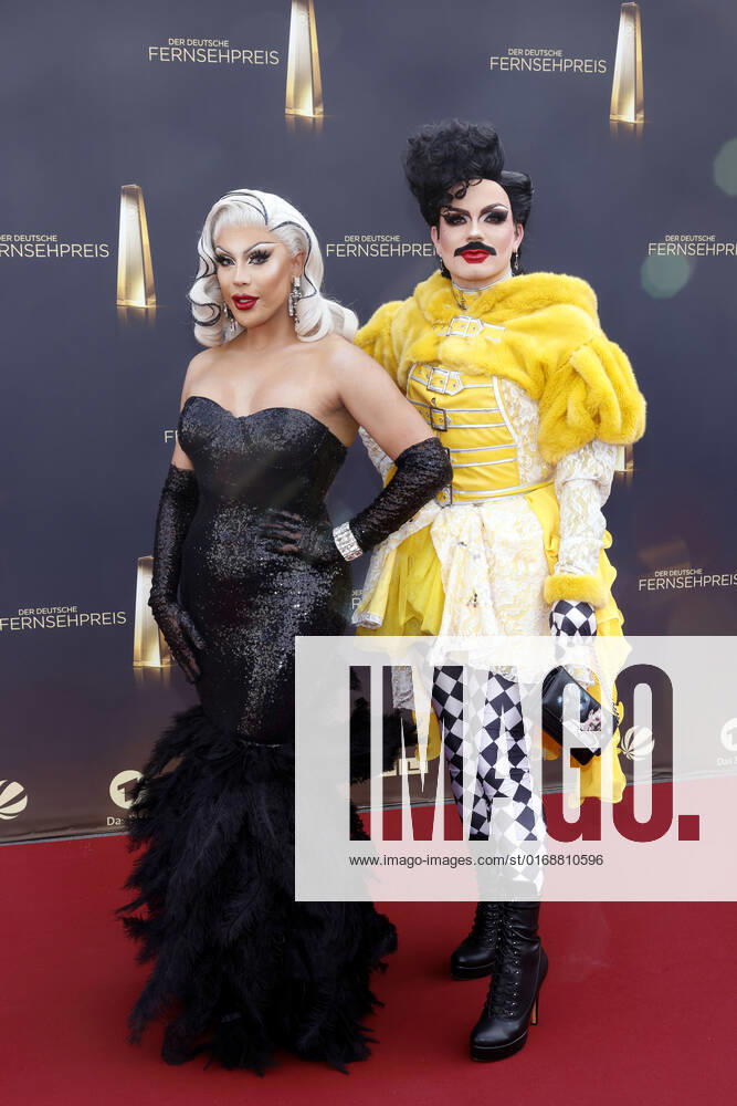 Make-up Artist Ency Peru (Boris Itzkovich Escobar) und Designer Bambi Mercury (Tim Knaak), die Preisträger in der Kategorie Beste Ausstattung Unterhaltung, bei der Verleihung des Deutschen Fernsehpreises bei Die Nacht der Kreativen - Der Deutsche Fernsehpreis 2022. Köln, 13.09.2022 NRW Deutschland