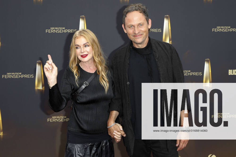 Inga Humpe mit Partner Tommi Eckart von 2raumwohnung bei der Verleihung des Deutschen Fernsehpreises 2022 - Die Nacht der Kreativen im Studio Ehrenfeld. Köln