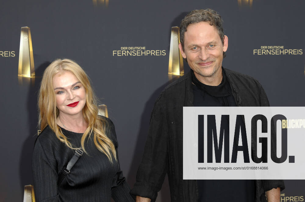 Inga Humpe mit Partner Tommi Eckart von 2raumwohnung bei der Verleihung des Deutschen Fernsehpreises 2022 - Die Nacht der Kreativen im Studio Ehrenfeld. Köln