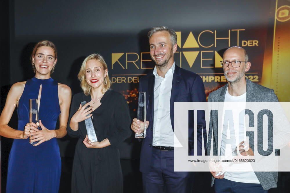 Nora Nagel, Hanna Herbst, Jan Böhmermann und Markus Hennig bei der Verleihung des Deutschen Fernsehpreises 2022 - Die Nacht der Kreativen im Studio Ehrenfeld. Köln